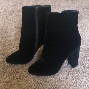 NWT 🏷 BCBG heels black velvet booties, size 8